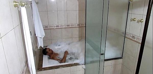  video de verificação 3 . apos o banho Maurinho fica bem avontade na banheira